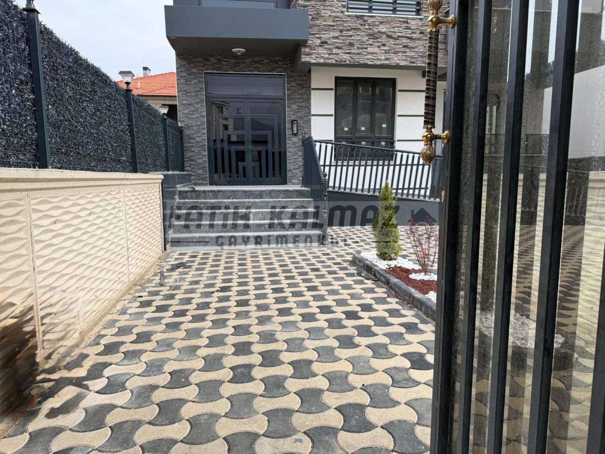 Konya Selçuklu Selehaddin Eyyubi Mahallesi’nde Satılık Bina – 3 Kat - 3 Daire